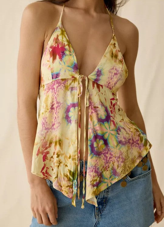 Top halter con estampado floral vintage, lazos frontales y bajo asimétrico